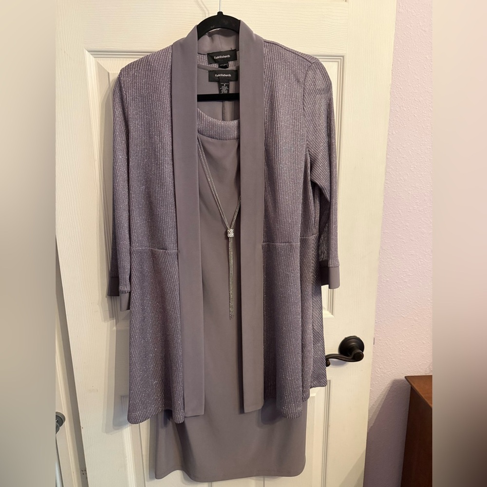R&M Richards 2 piece mauve color Jacket & Dress with removable necklace. Size 8